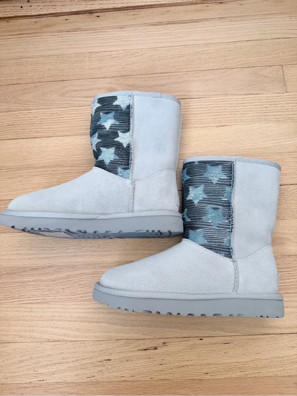 New UGG Womens Classic Short Sequin frayed Stars Boots grey size 6